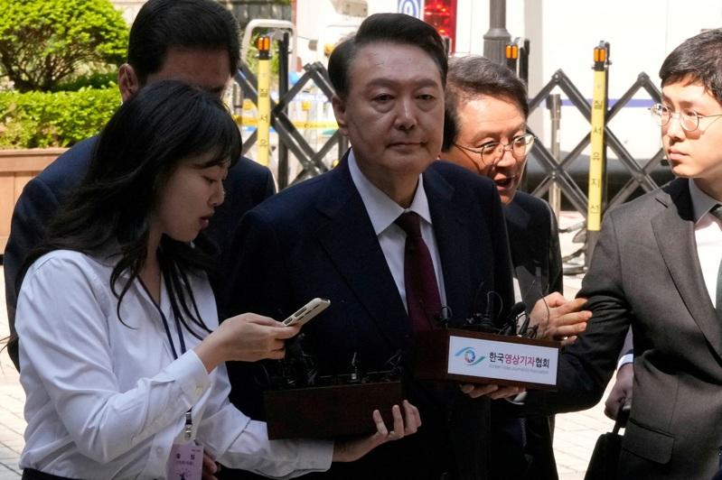 南韩前总统尹锡悦(中)5月12日在首尔就内乱案出庭。(路透)