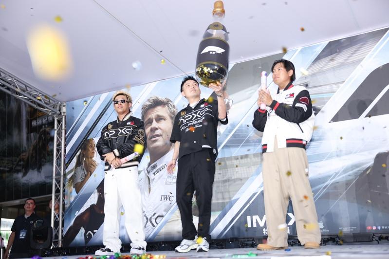 玖壹壹健志(左)、春风、洋葱在现场与大家同乐。记者林士杰/摄影