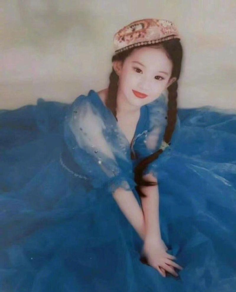 刘亦菲童年照片曝光，网友直呼从小美到大。（取材自微博）