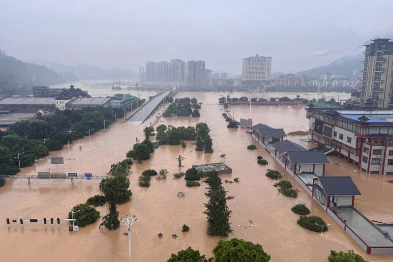 贵州省黔东南州榕江县近日遭遇持续性强降雨，图为6月24日榕江县城道路、篮球场、足球场等被淹。 (中新社)