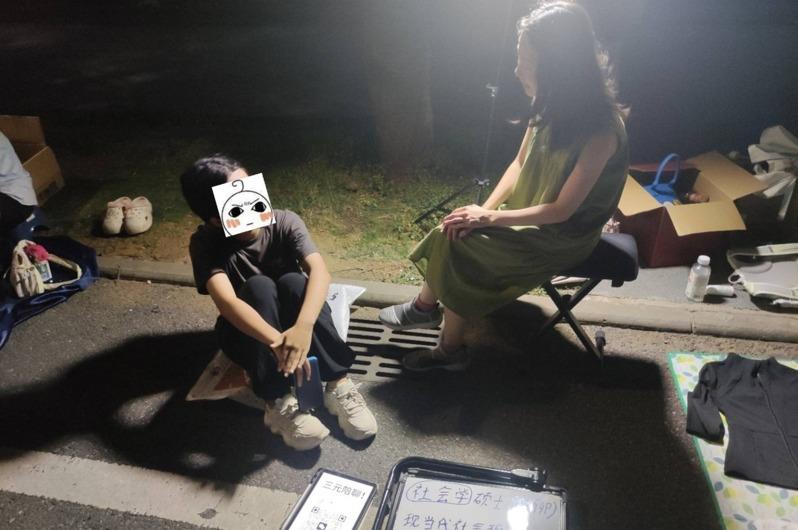 李华一(右)为咨询者答疑解惑。(取材自九派新闻)