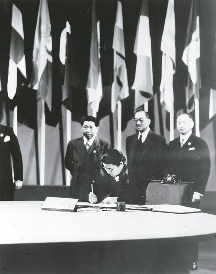1945年6月26日是「联合国宪章」签署日，包括中国在内的51个国家的代表在美国旧金山签署了「联合国宪章」。同年10月24日「联合国宪章」正式生效，这一天定为联合国日。图为中华民国代表团成员吴贻芳在宪章上签字。（新华社数据照片）