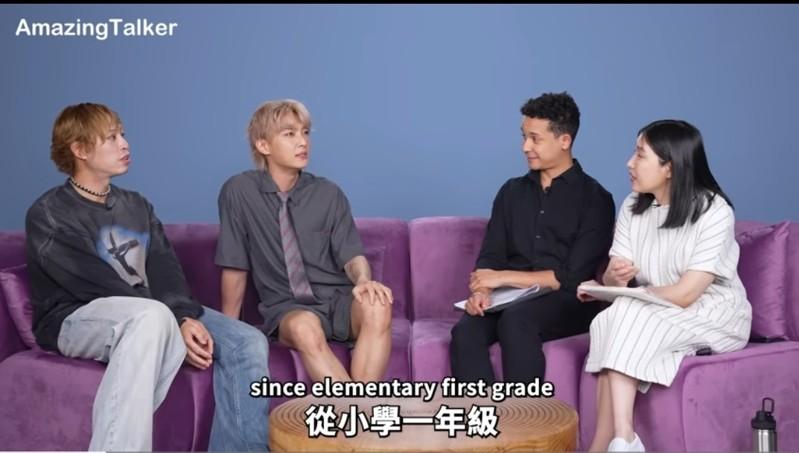 炎亚纶（左二）分享自己的求学经历。（图／摘自YT）