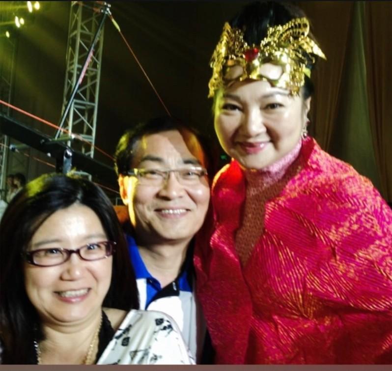 白冰冰(右)过去前往上海时,都会去拜访余丹丹夫妻。(图/长兴影视提供)