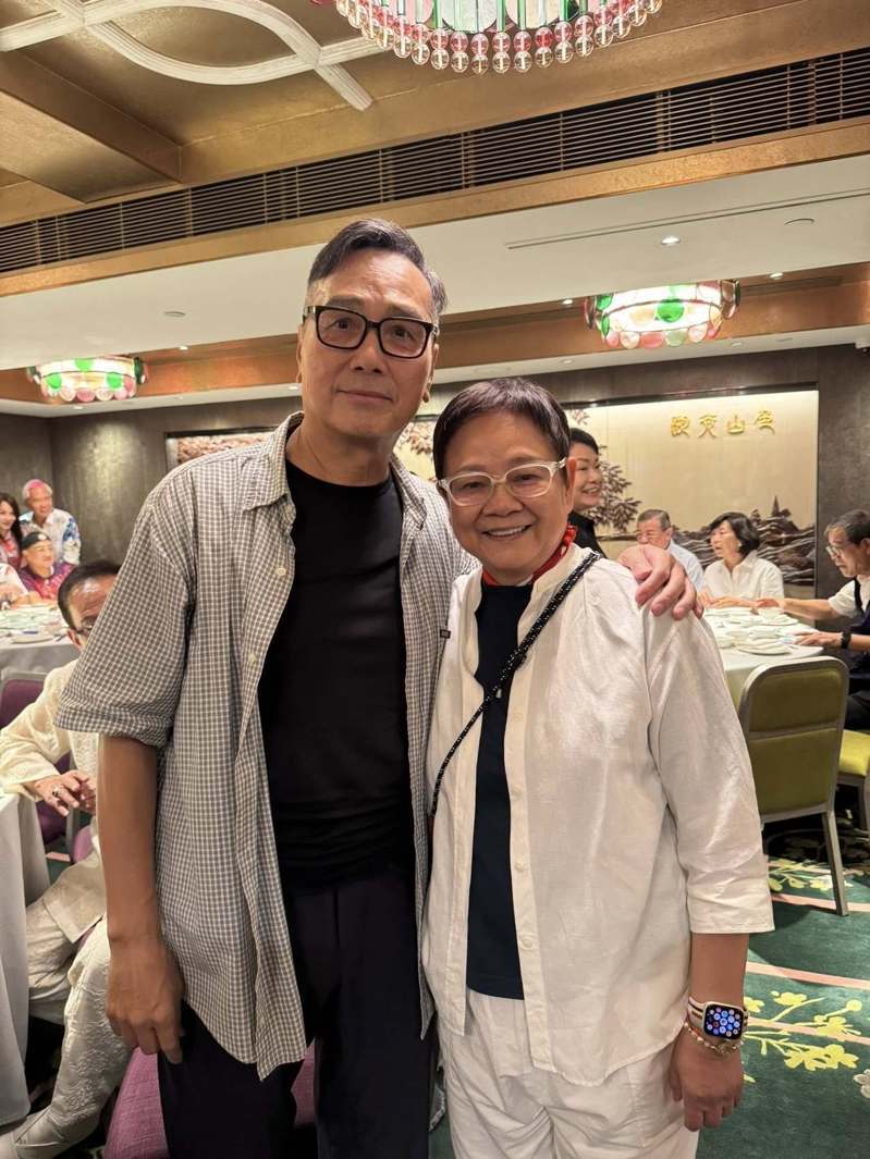 刘晓庆（左）、伍卫国合作「逃之恋」。(取材自微博)