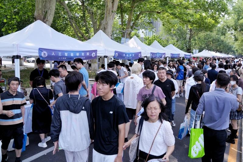 北京2025年高考成绩25日公布，众多考生和家长参加在北京石油化工学院清源路校区举行的高校招生咨询会。 (中新社)