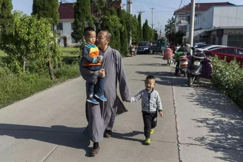 「和尚爸爸」道禄法师被指创建「慈善」人设行诈骗。(取材自微博)