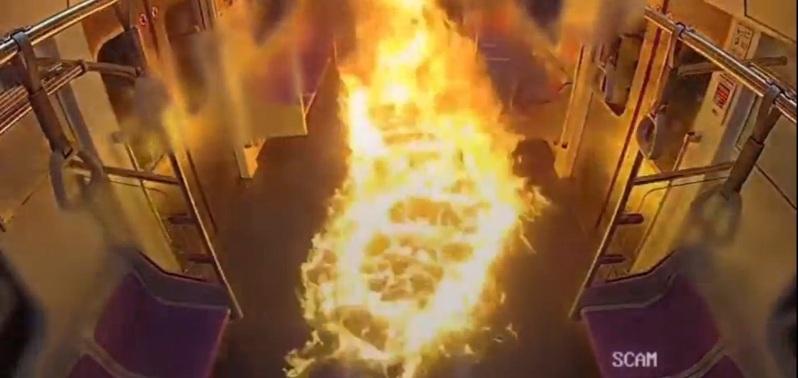 南韩首尔地铁5号线列车5月31日发生纵火事件,图为当时车厢内的监视器画面。(取材自 X / XXV_mon)