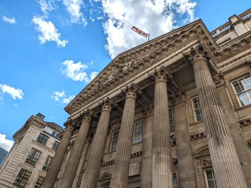 英国政府26日发布贸易战略，其中提到，美国、中国和欧盟是全球3大经济体，而英国反对在这3大经济体之间3选一。图为伦敦金融城市长官邸。（中央社)