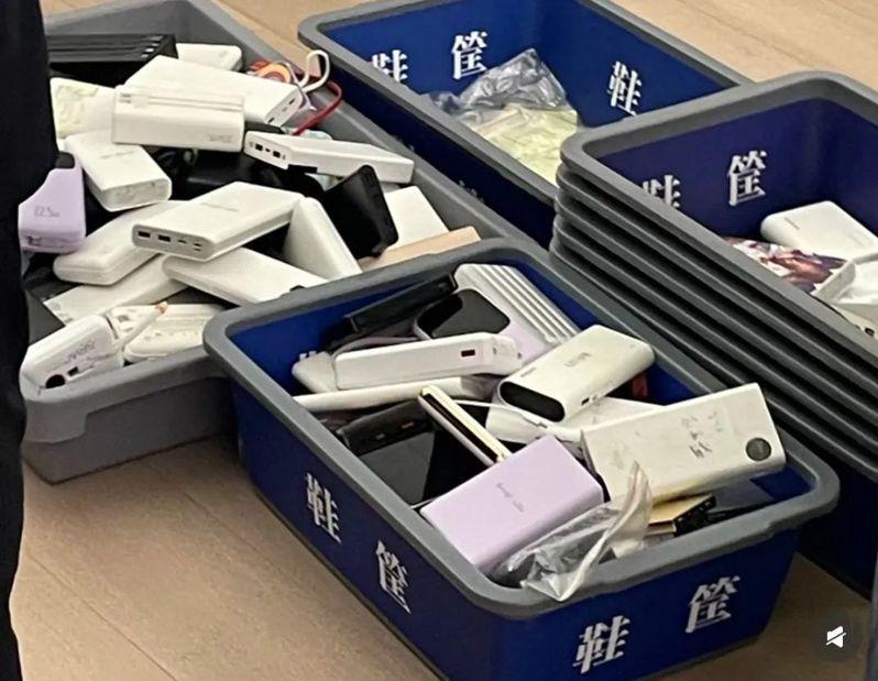 网友发帖称，「成筐的充电宝被拦」。（取材自新蓝网）