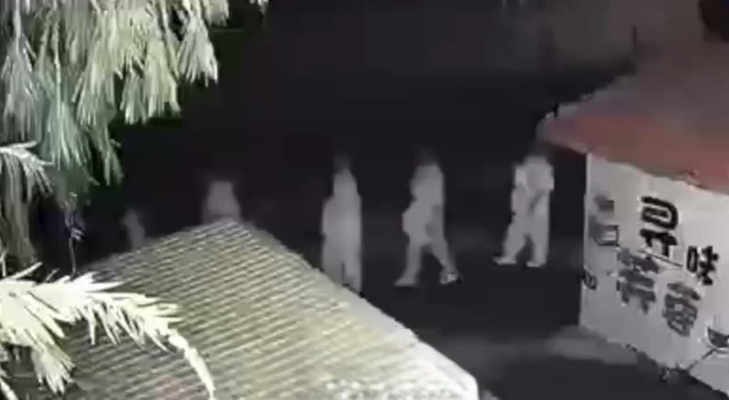 一段多名身穿白衣的民众凌晨4时许在道路上行走的监控在网络流传,吓坏不少网民。(取材自新京报)