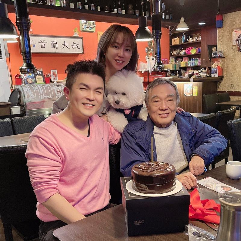 张育安(右起)和儿子张志群和媳妇陈书璇。图/张志群提供