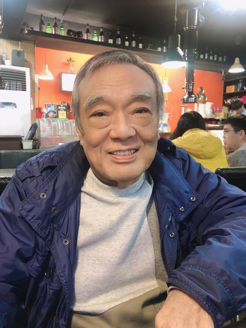 张育安（右起）和儿子张志群和媳妇陈书璇。图／张志群提供