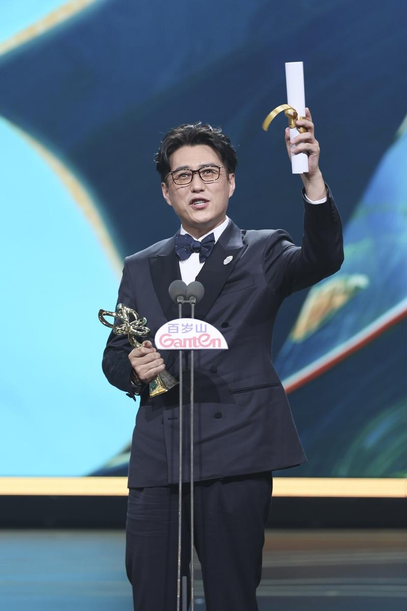 第30届上海电视节6月27日晚在上海临港演艺中心揭晓白玉兰奖。演员宋佳凭借在电视剧「山花烂漫时」中的表现获最佳女主角奖。（新华社）