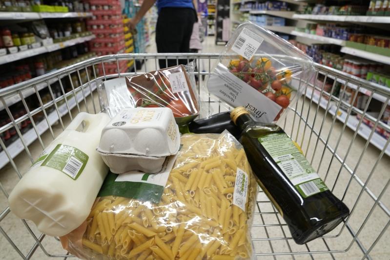 东京6月扣除生鲜食品的内核消费者物价指数(CPI)年增3.1%,为四个月来首次放缓。(美联社数据照片)