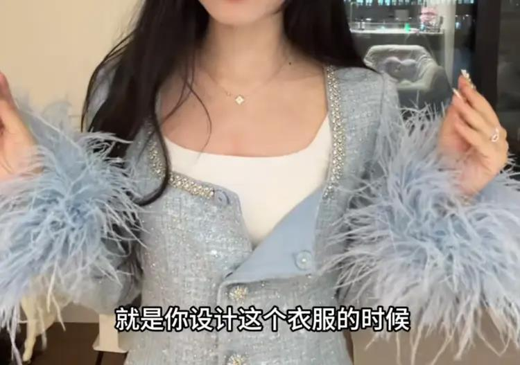 女子演示连衣裙上面的扣子爆开，并称自己当时没穿里面这件背心。（视频截屏）