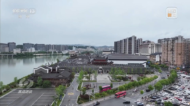 大庸古城里空无一人。(取材自央视)