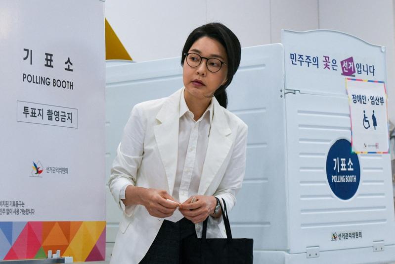 南韩前第一夫人金建希3日现身首尔一间投票所,投下总统大选选票。(路透)
