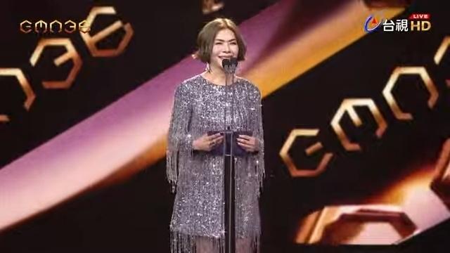张清芳压轴颁发最佳华语专辑奖及年度专辑奖。图/翻摄自台视