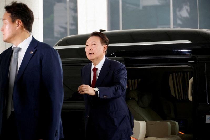 尹锡悦接受特别检察官传唤到案。(路透)/