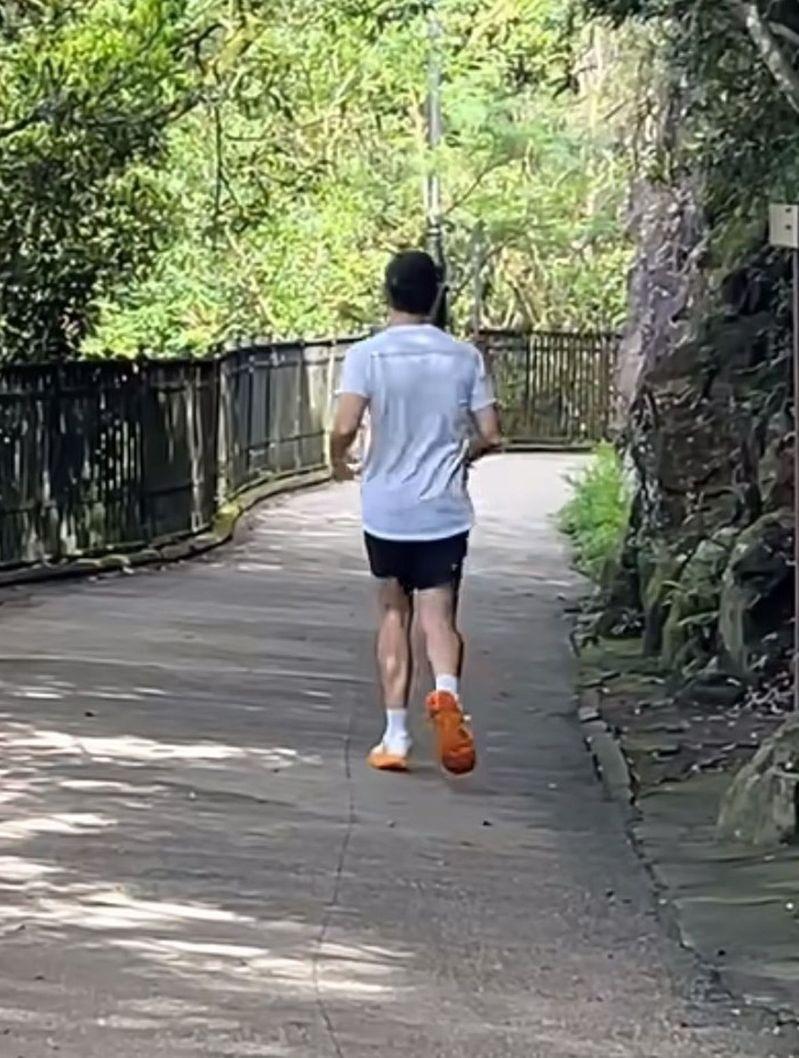 梁朝伟被目击到在香港太平山独自跑步运动。(取材自小红书)