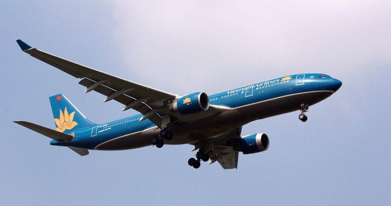 越南航空一架波音787-9梦幻客机的机翼「削过」一架空中巴士A321客机机尾垂直尾翼。图非当事客机。(路透)