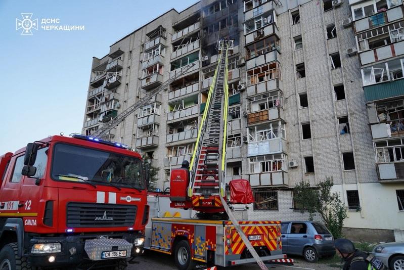 乌克兰中部切尔卡瑟州城市斯米拉29日遭俄国空袭,消防人员在一栋遇袭建筑灭火。(路透)