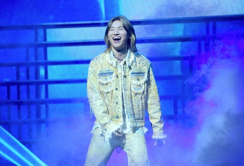 大声在舞群包围下带来多首夯歌。图／COME ON JKSSP提供
