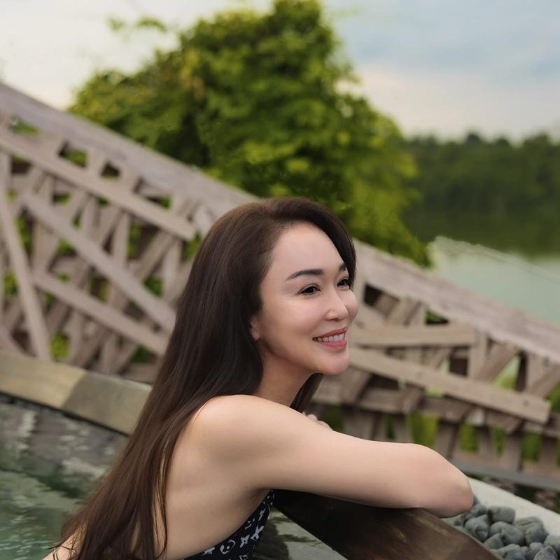 范文芳泡泳池享受美景。图/摘自脸书