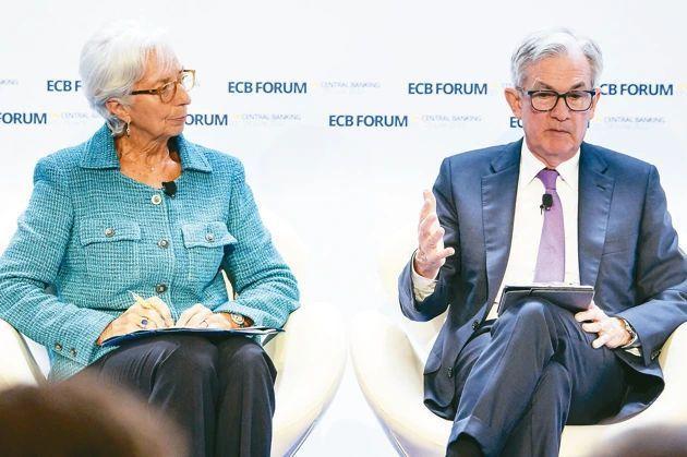 Fed主席鲍尔(右)与ECB总裁拉加德在2022年ECB年会同台。(路透)