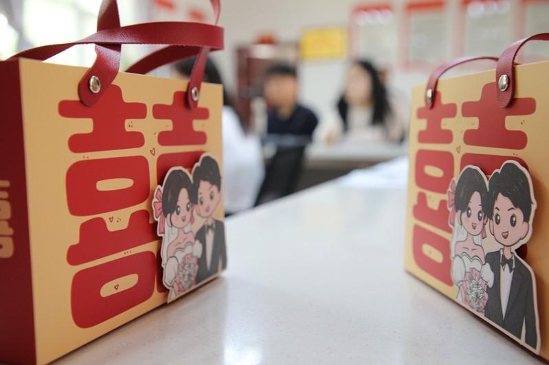 今年5月20日,在河北省邯郸市广平县民政局婚姻登记大厅,新人办理结婚登记。(新华社)