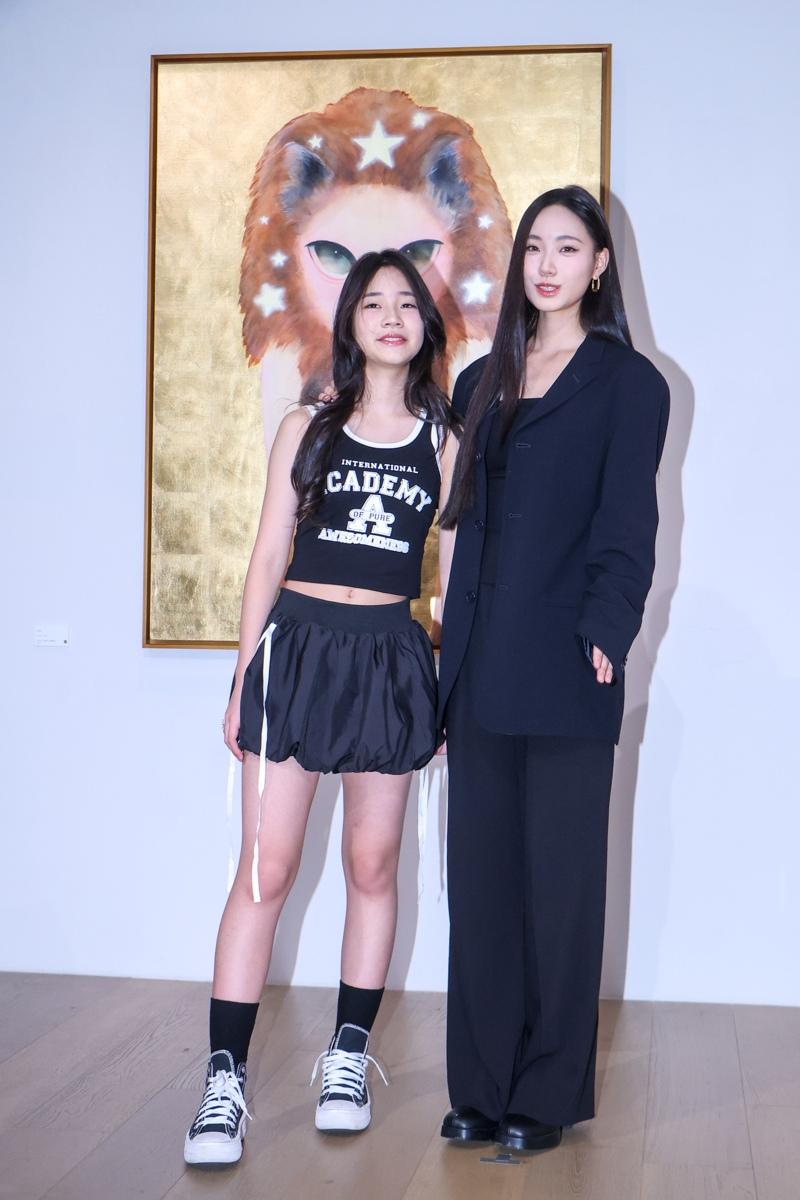 Lily许韶恩(右)举行个展开幕记者会,许老三也到场相挺。(记者沈昱嘉/摄影)
