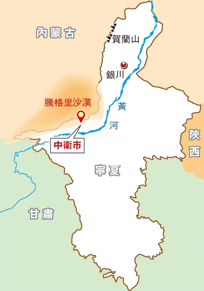 治沙工人在位于宁夏中卫市长流水村的腾格里沙漠东南缘扎草方格。(新华社)