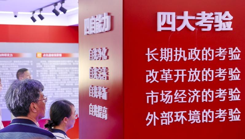 中国共产党党员总数已超过1亿人，稳居世界最大党宝座。日前党员在浙江嘉兴南湖红船旁重温入党誓词。（新华社）