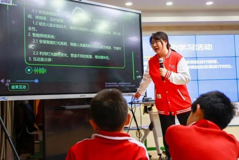 北京东城区新鲜胡同小学「人工智能项目」老师为同学展示讲解。(取材自央视新闻客户端)
