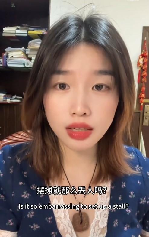 医科大学毕业的小李现在摆摊卖冰淇淋。（视频截屏）