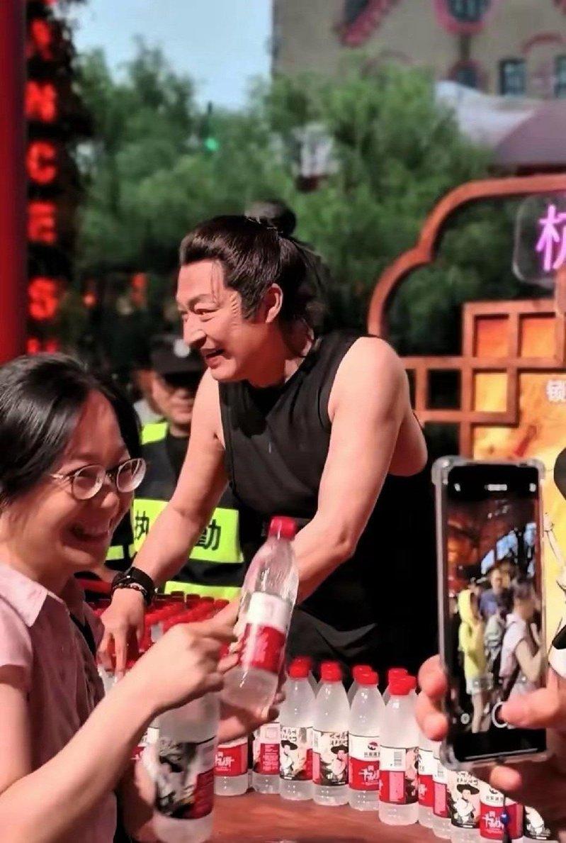 马景涛亲自送水给观众。（取材自微博)