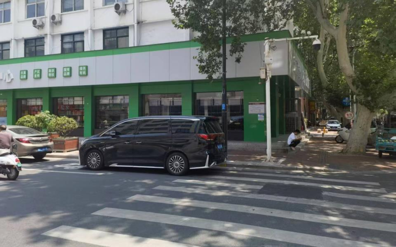 席薇曾供职的某银行郑州纬二路支行,如今已成为农产品展销中心一部分。其在13年间虚构理财产品,诈骗客户9000余万元人民币。(取材自新京报)