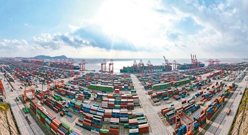 2025年上半年,上海洋山深水港完成集装箱吞吐量1402.6万标准箱(TEU),同比增长7.3%,创下历史新高。(新华社)
