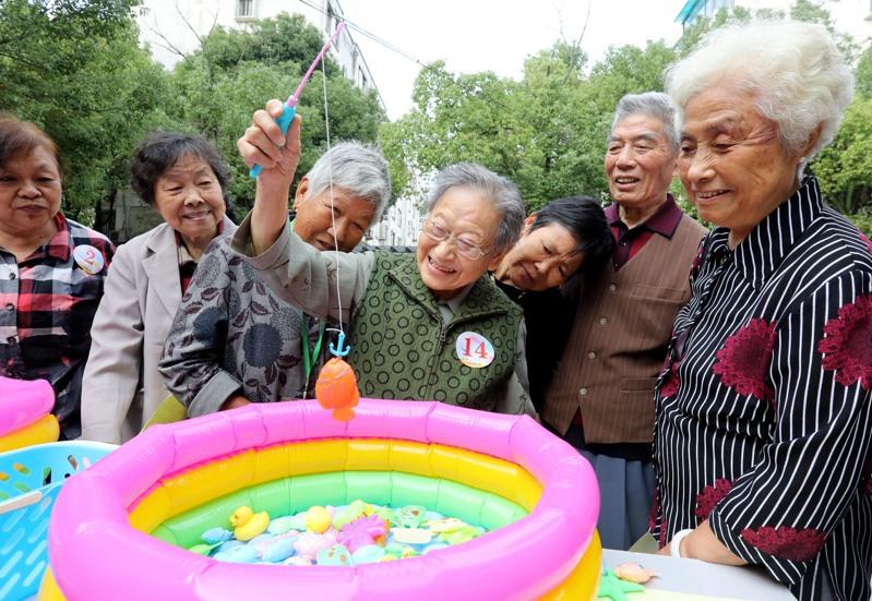 河北省滦南县一家养老机构的老人正在玩益智游戏。（新华社）
