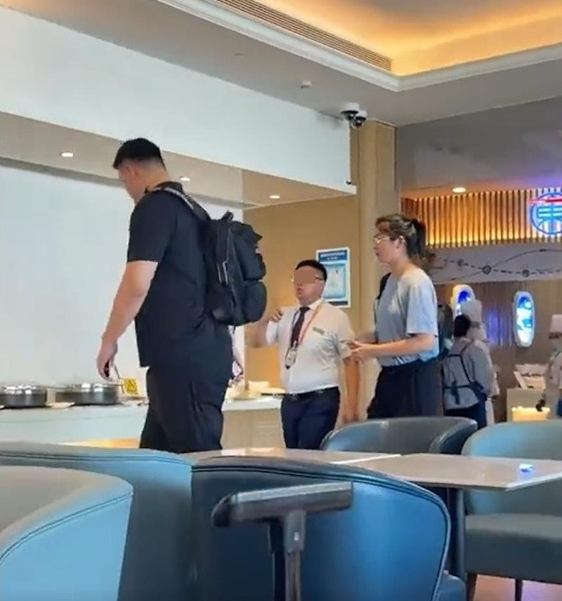 姚沁蕾（右前）乍看之下身高已到姚明肩膀位置。（取材自微博）