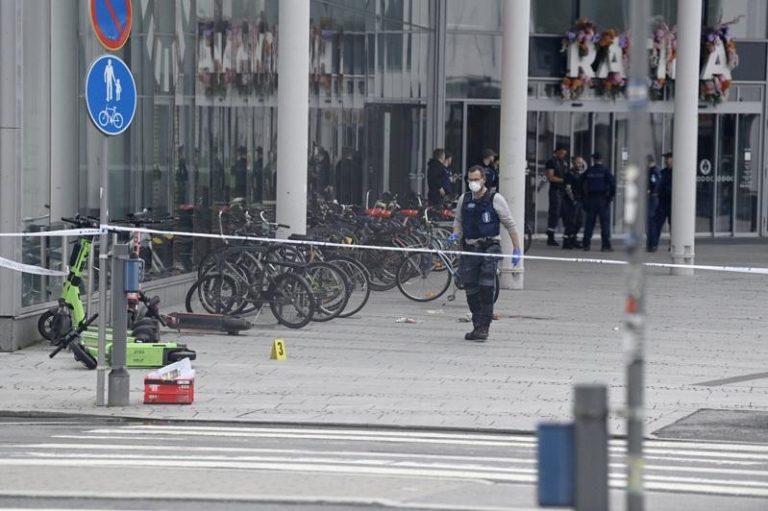 芬兰第3大城市坦培里（Tampere）一间购物中心今天发生数人遭到锐器刺伤的事件。图为警察在事发现场围起封锁线。路透