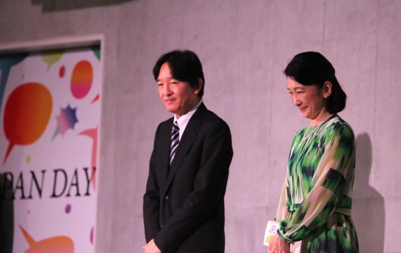 今天是大阪世博「日本日」，日本政府举办庆典。活动还特别安排由世博特殊应援吉祥物「凯蒂猫」、「熊本熊」、「彦根喵（Hikoniyan，彦喵）等参与游行。中央社