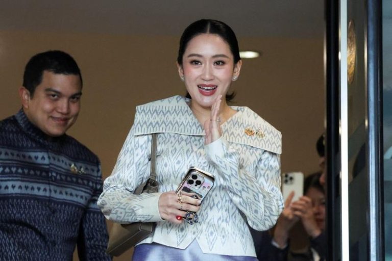 泰国总理贝东塔因为和柬埔寨前总理洪森的录音事件遭宪法法庭暂停总理职务，不过贝东塔今天仍宣誓成为文化部长。路透