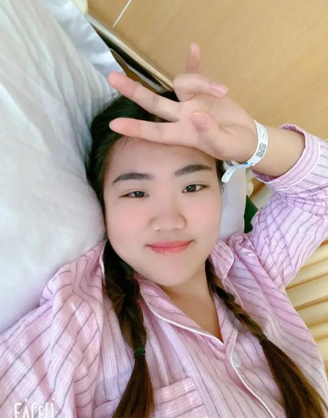 周辉生前忍着做化疗的痛苦拍生活视频。（视频截屏）