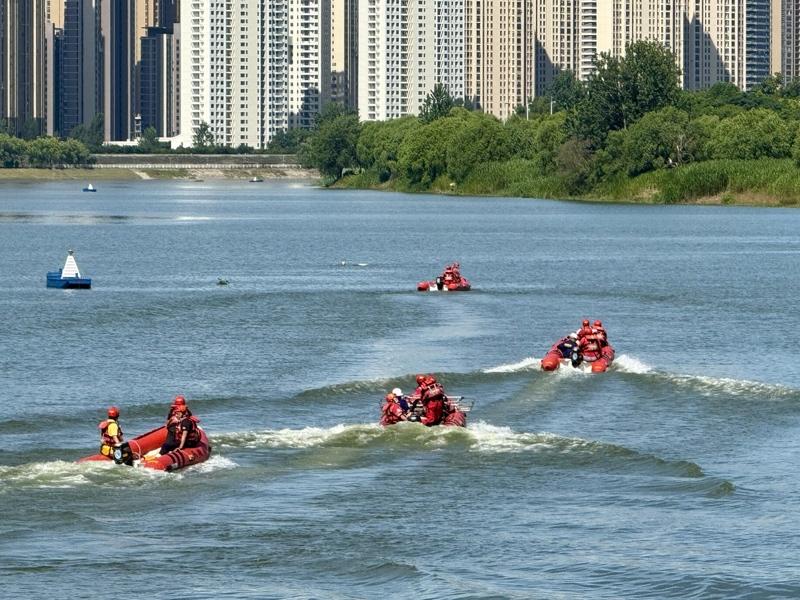 武汉云豹救援队、苗栗救难协会、苗栗水上救生救难协会和桃园水上救生协会于汉江湾现场演示水域救援。(记者樊嘉琳/摄影)
