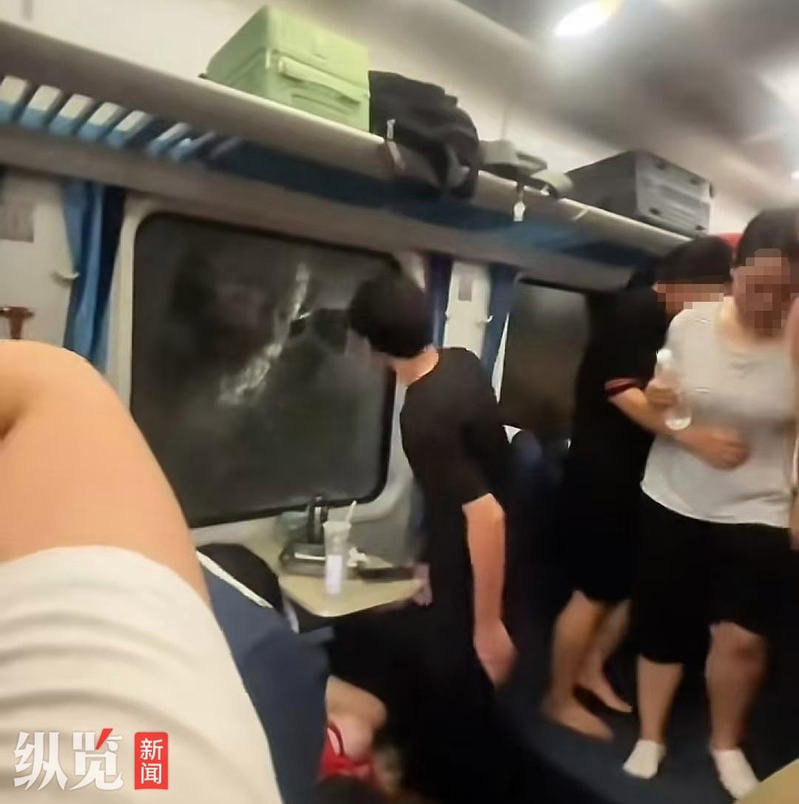 图为被小伙砸破的车窗。（取材自南方都市报）