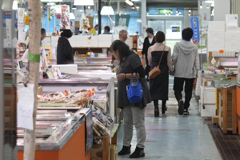 日本5月经通膨调整后的家庭支出比去年同期增加4.7%,增幅是2022年8月来最大。(美联社)