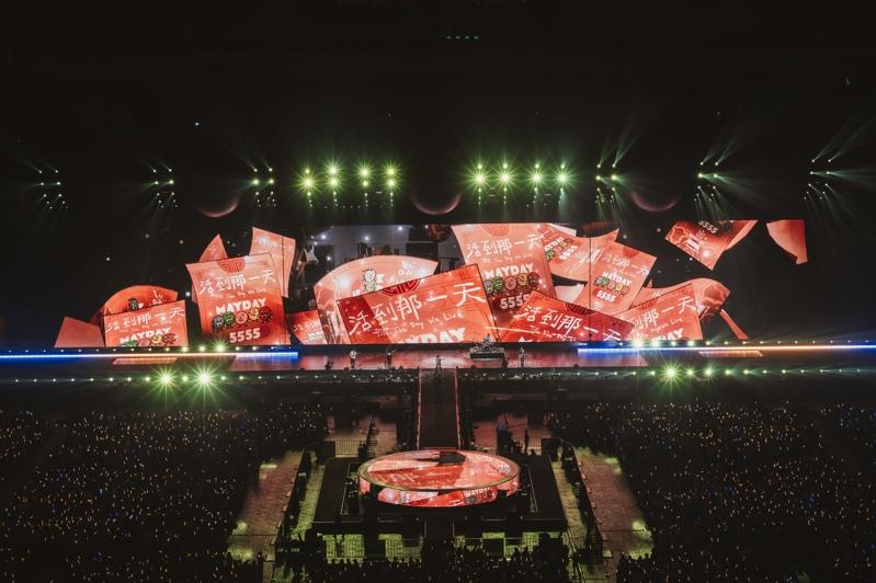 五月天和告五人在4日演唱会上合体。图／相信音乐提供