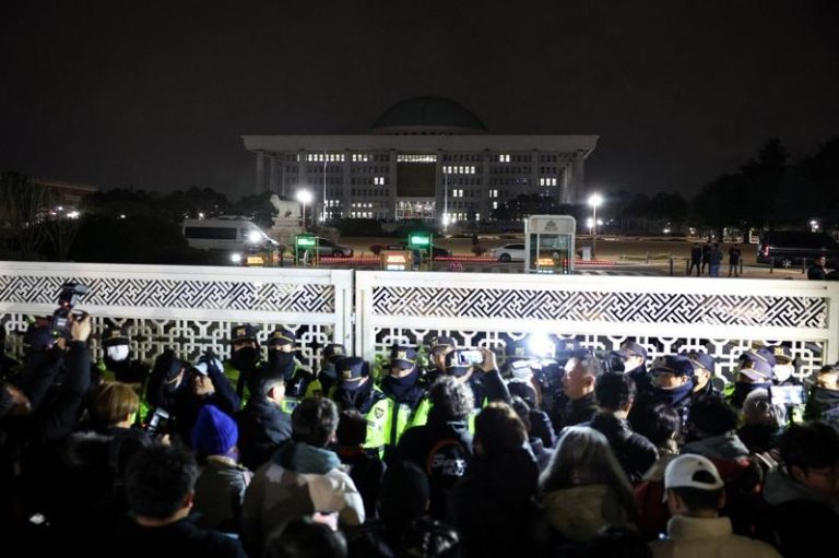 尹锡悦去年12月4日宣布戒严，南韩警方随即部署在国会前。（路透）